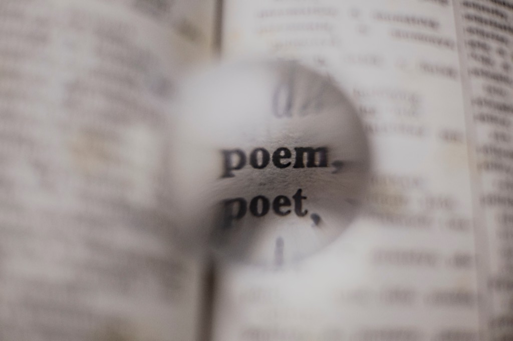 Pagină de dicționar cu cuvintele poem și poet mărite